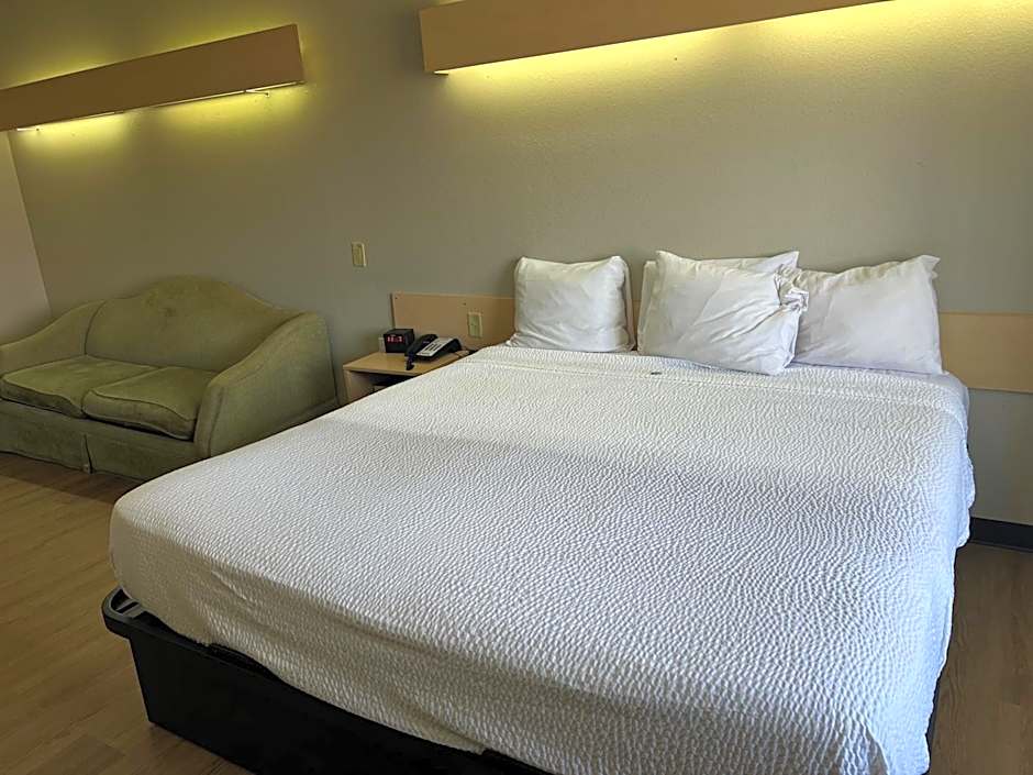 Days Inn & Suites by Wyndham Hutchinson