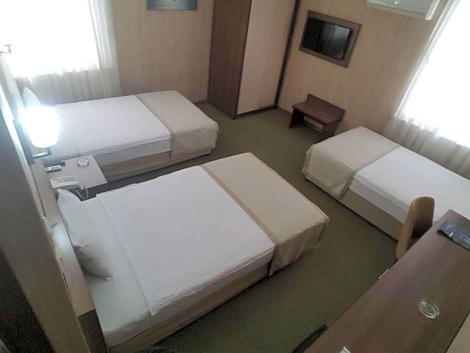 Foto 1 daripada 9 — Triple Room