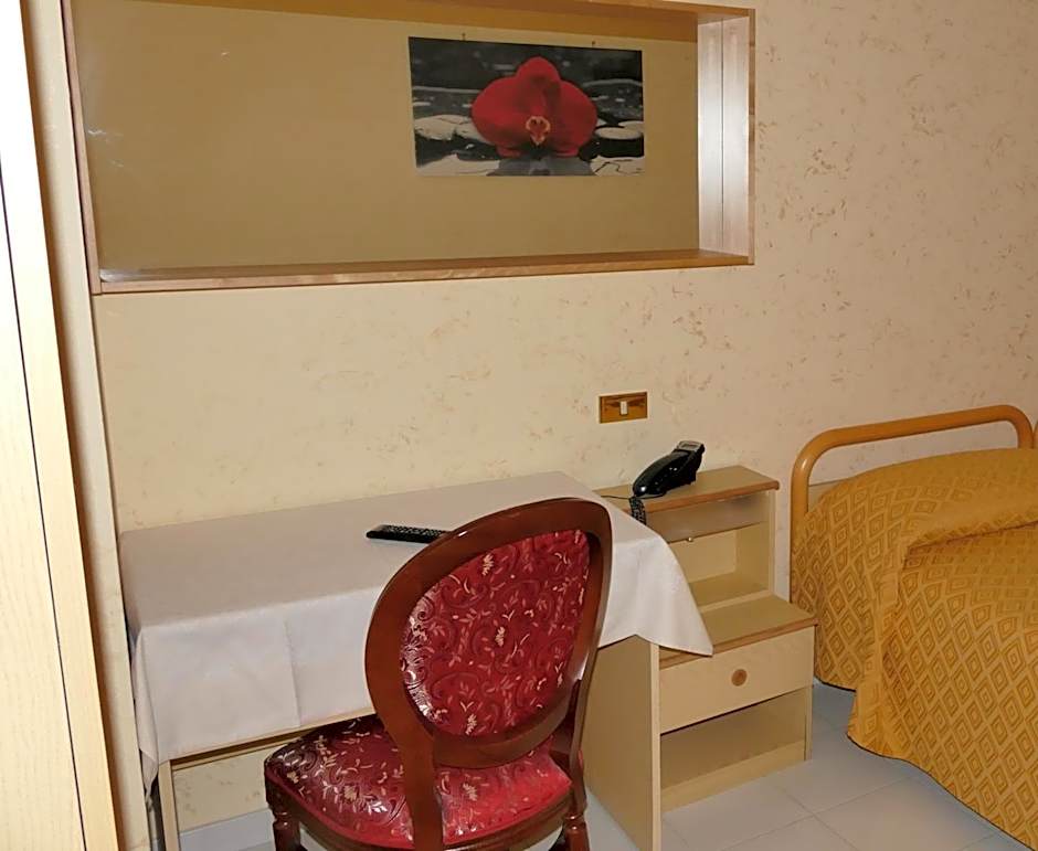 Foto 1 daripada 9 — Single Room