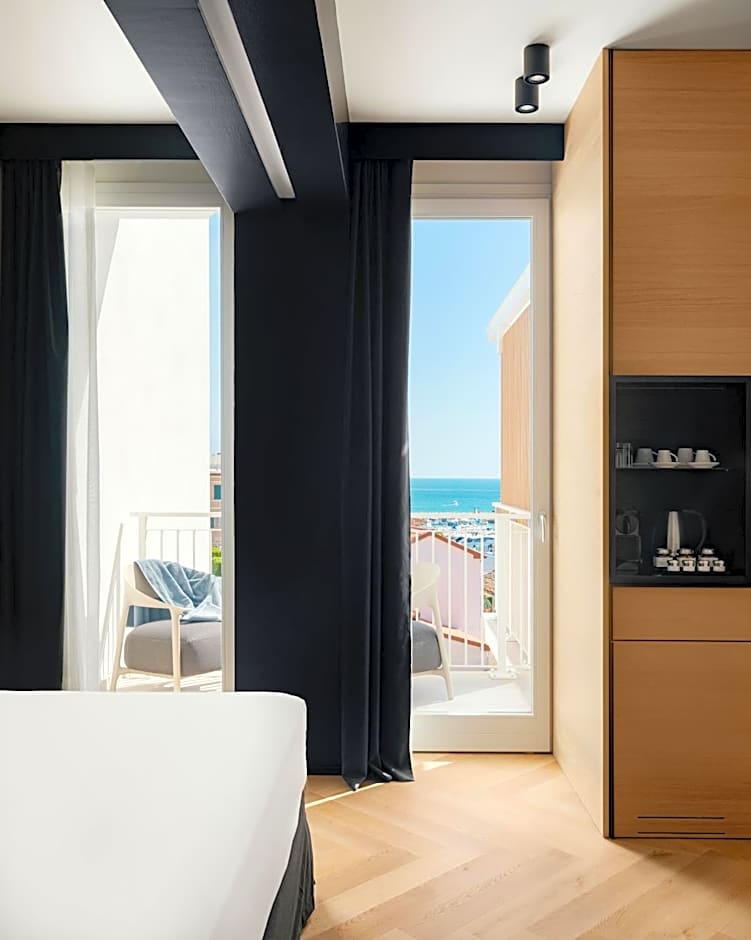 Foto 1 dari 12 — Junior Suite, Sea View