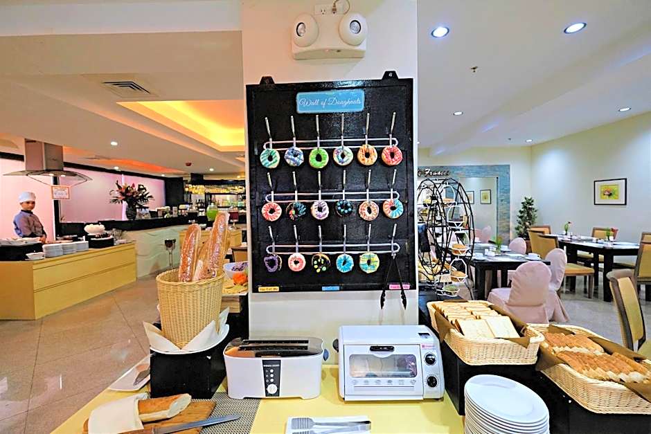 Pinnacle Hotel And Suites