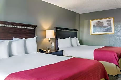 2 Queen Beds, Smoking