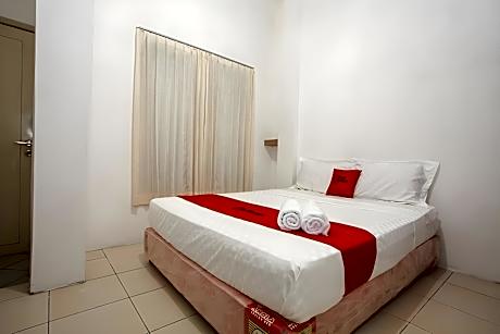 RedDoorz near Taman Bungkul