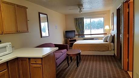 Queen Suite with Spa Bath