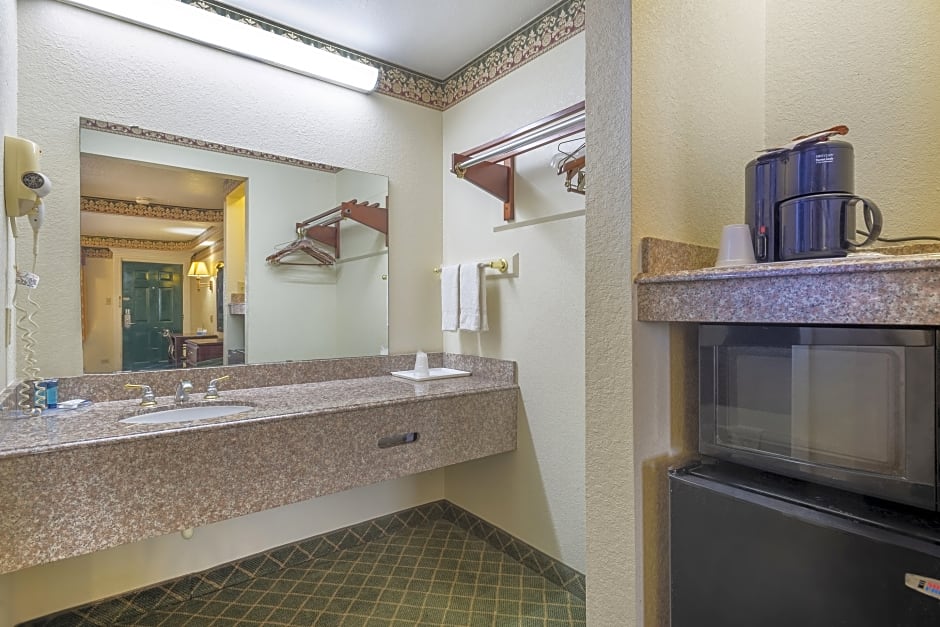 Three Rivers Executive Inn & Suites By OYO