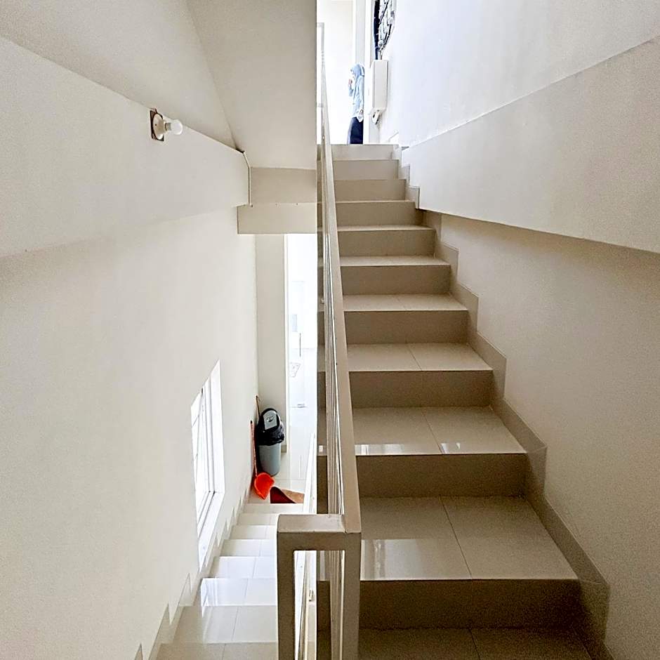 Queen Belt Mitra Reddoorz