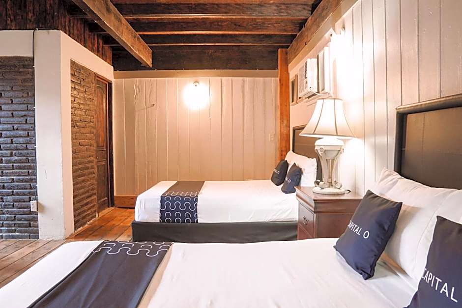 Capital O Hotel Villa Azura