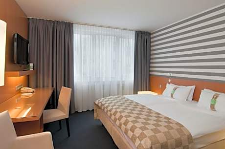 Standard King Room with Garden View