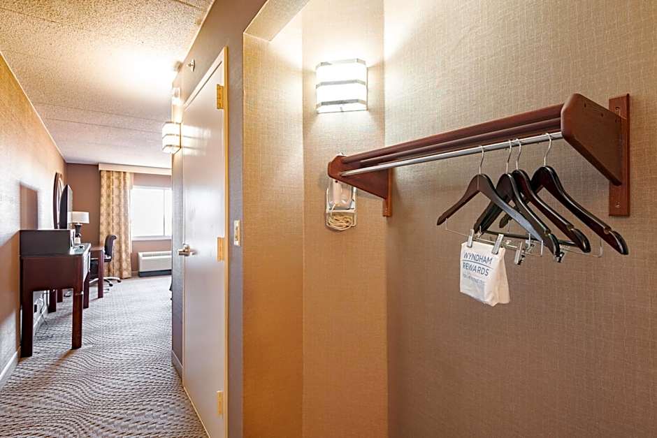 Wyndham Omaha/West Dodge