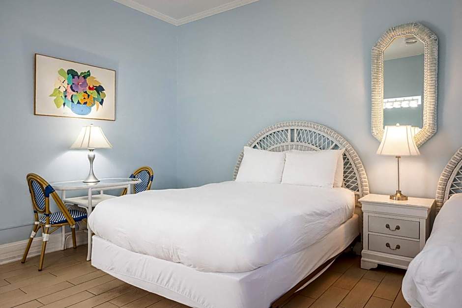 Deluxe Queen at the Curry Mansion - Parking & Heated Pool!
