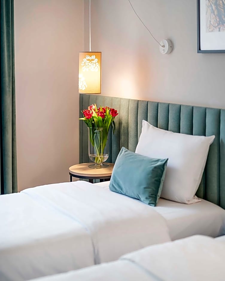 Hotel H12