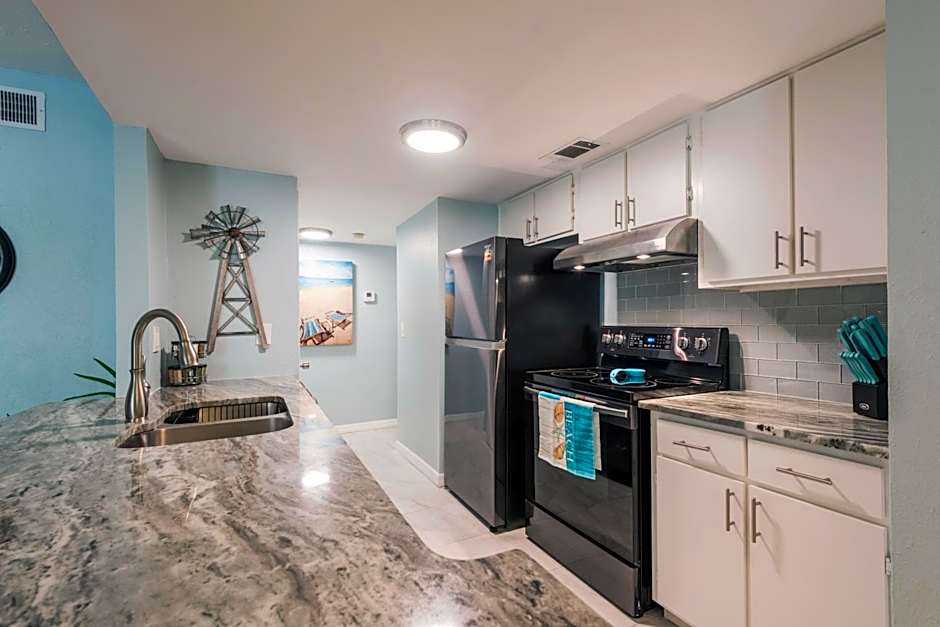 Walk to the Sand, Pool & Hot Tub Waterfront Oasis