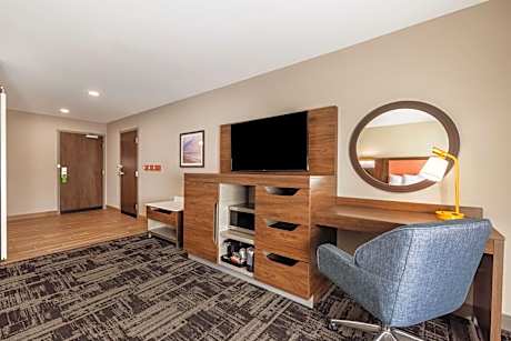 Queen Room with Bath Tub - Mobility Access/Non-Smoking
