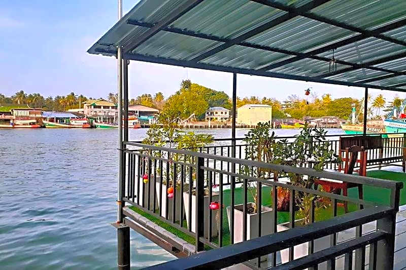 Chaiyai River Front Hotel