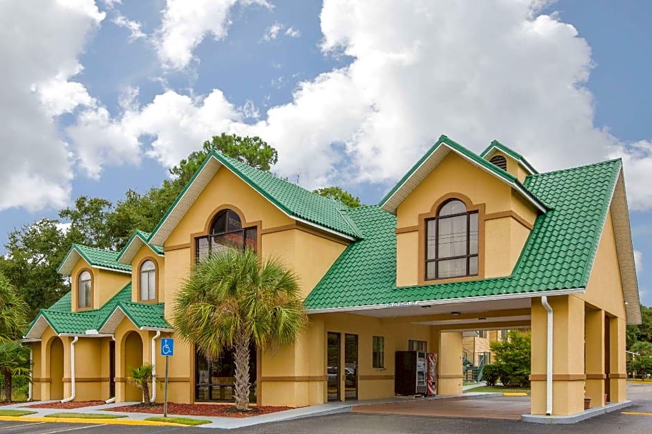 Photo 1 of 29 of Howard Johnson by Wyndham Dothan