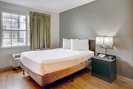 1 Queen Bed | ADA/RI Shower/Non-Smoking