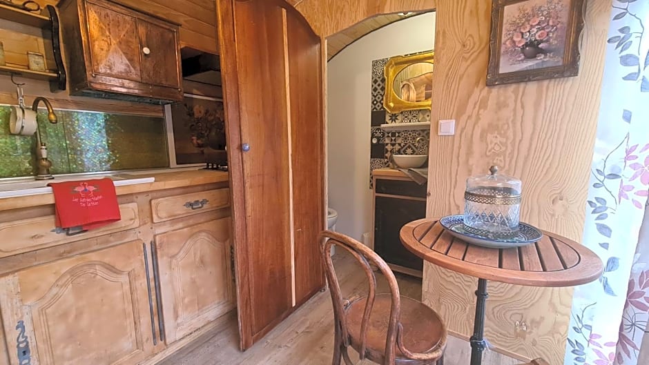 La roulotte au coeur du maquis