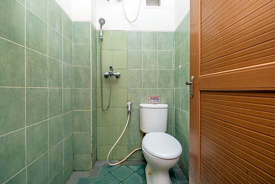 RedDoorz Plus @ Gunungsari Surabaya