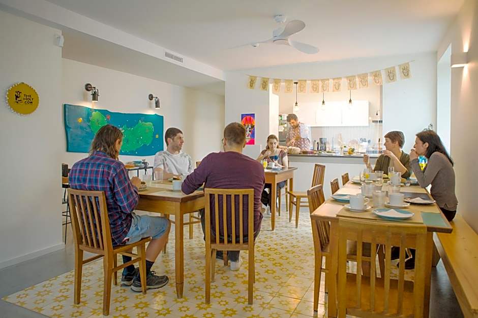 THE HOLY COW - Hostel & Suites