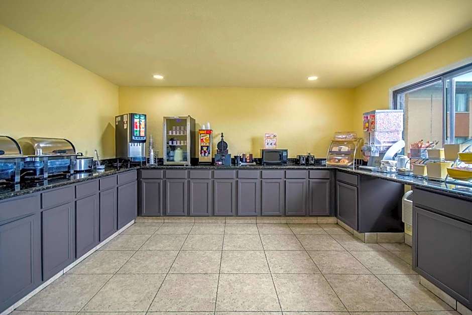 Days Inn & Suites by Wyndham Waterloo