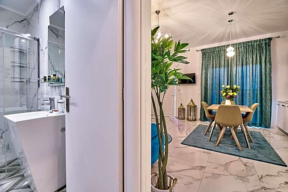 Modern Luxury Studio Near Beach & Old Harbor Fast WiFi Private Veranda