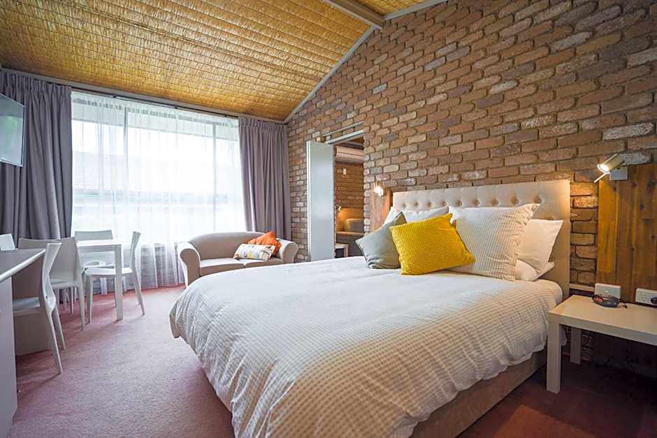 Farnham Court Motel and Restaurant