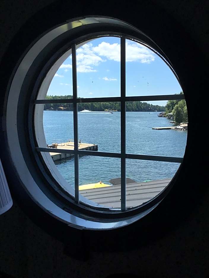 Boathouse Country Inn