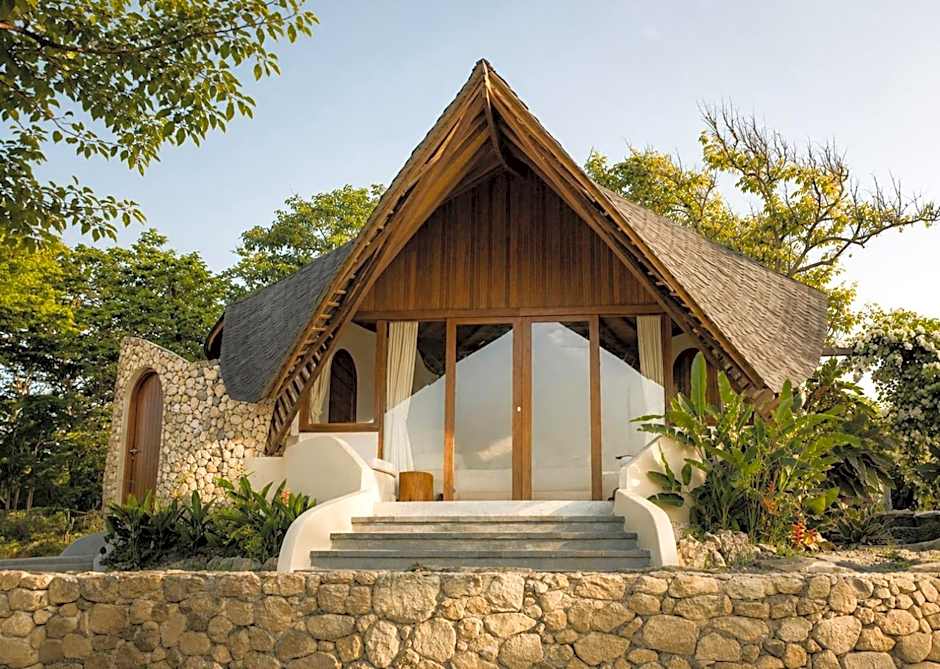 Kini Resort - Luxury Beachfront Bamboo Resort