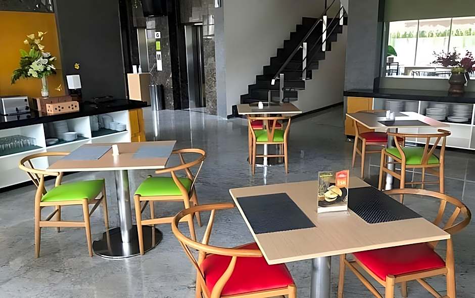 Ascent Hotel & Cafe Malang