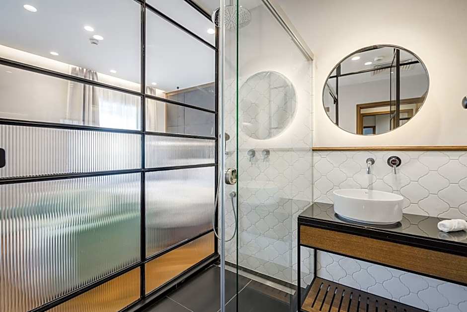 Budapest Eye- Boutique Suites, by BQA