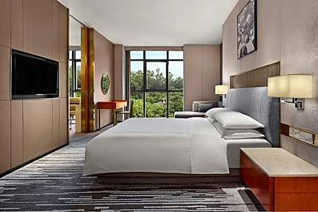 Executive Mountain Suite, M Club lounge access, Suite, 1 Queen, Mountain view