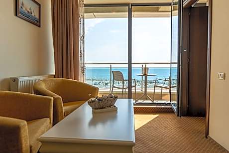 Apartment with Sea View & Free Access to Private Beach