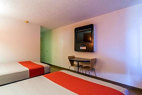 2 Queen Beds | Mobility Access Tub Smk Ktchn