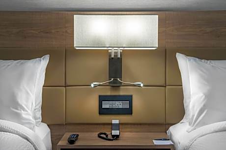 Queen Room with Two Queen Beds and Adapted Tub - Mobility Accessible