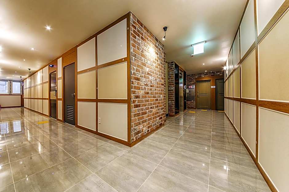 H  Hotel