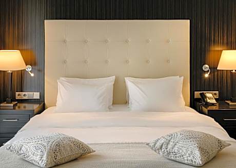 King Room with River View - Accessible