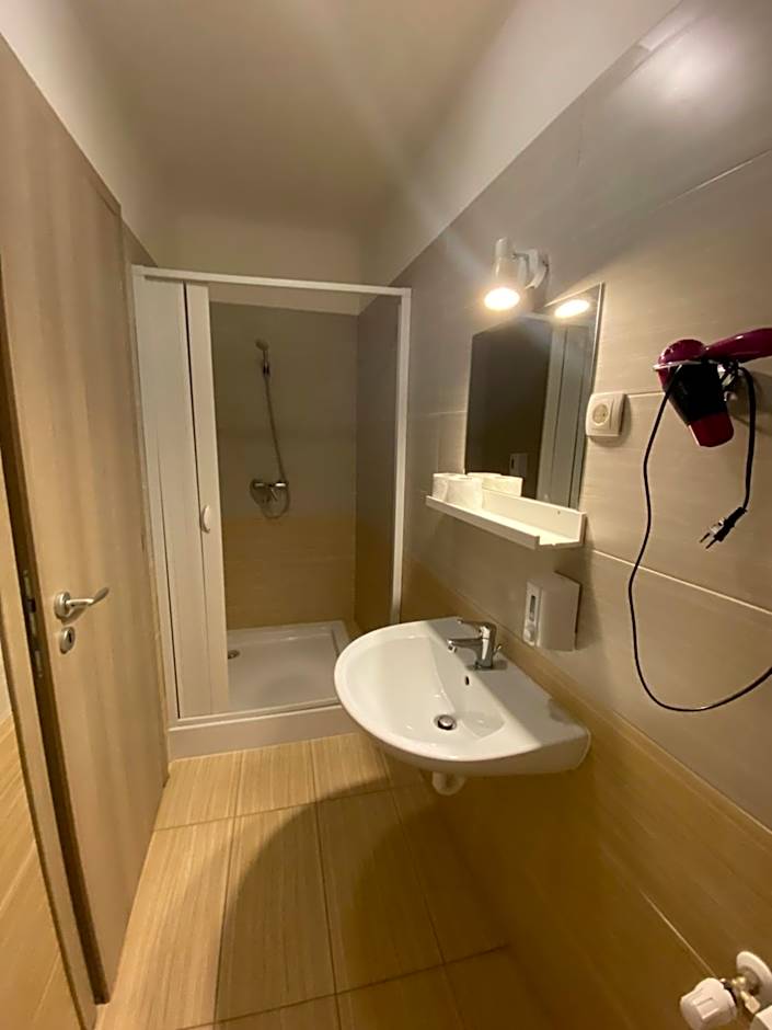 Easy Star Hotel