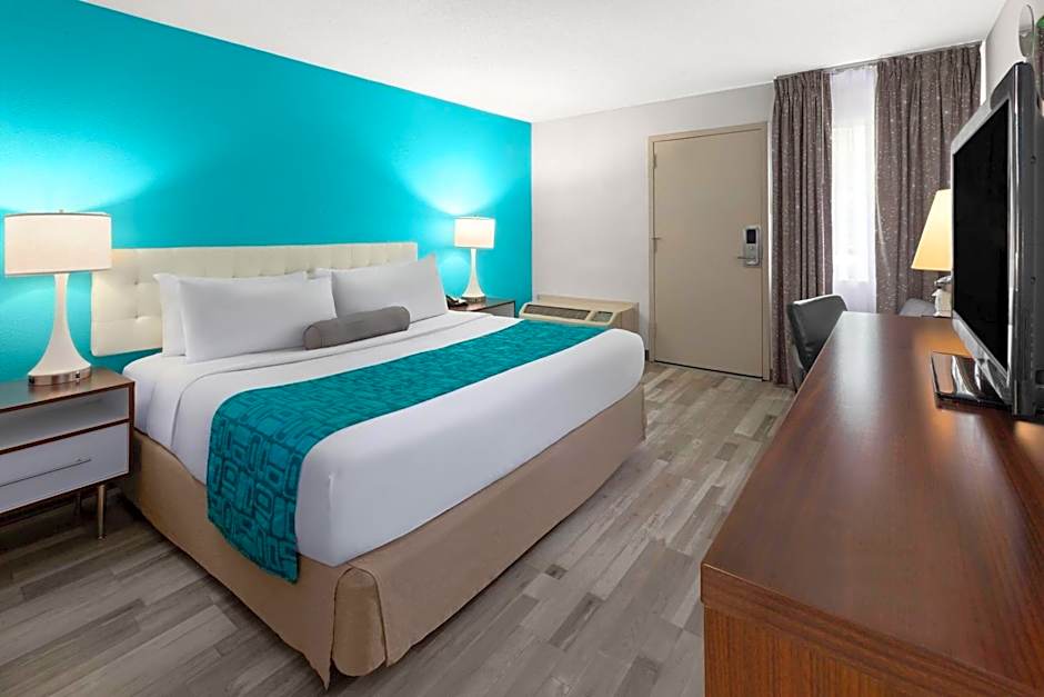 Howard Johnson by Wyndham Romulus Detroit Metro Airport