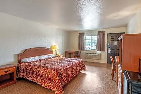 1 KING BED | MOBILITY ACCESSIBLE TUB SMK
