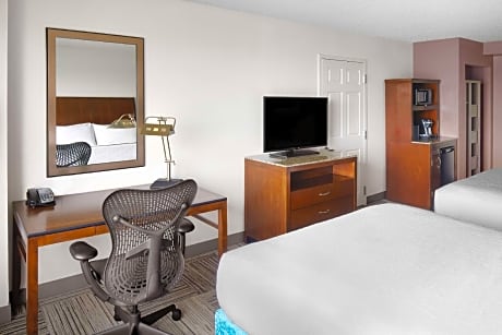 2 Queen Mobility/Hearing Accessible w/Bathtub