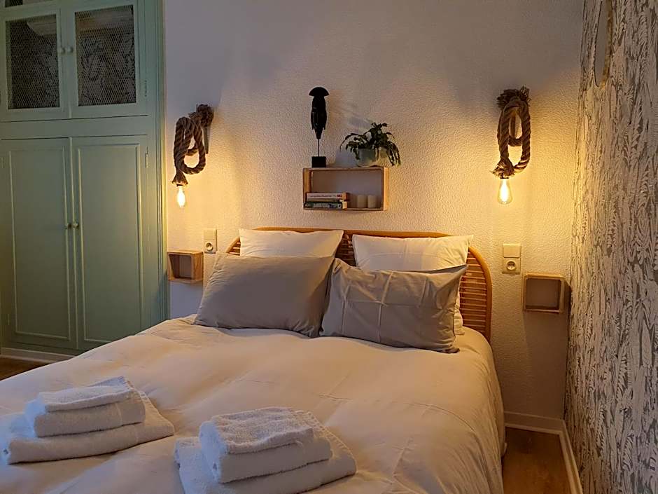 Chambres d'Hôtes et Gîtes- L'Abri sous Roche