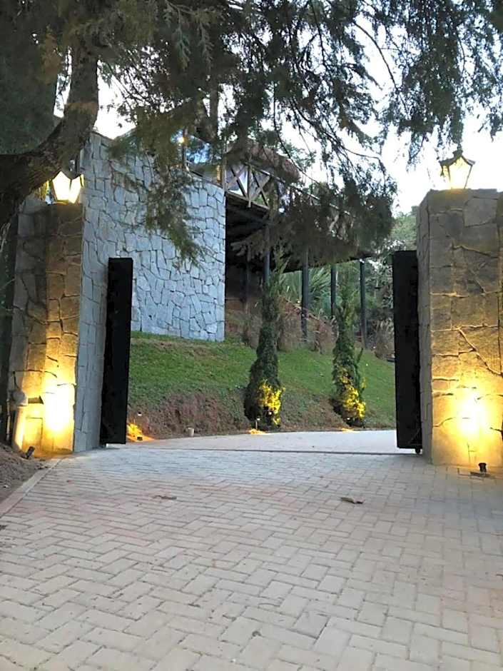 Chalét com jacuzzi sauna lareira e telao cinema