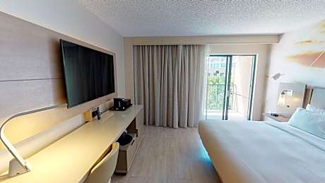 King Room with City View and Balcony - Concierge Level