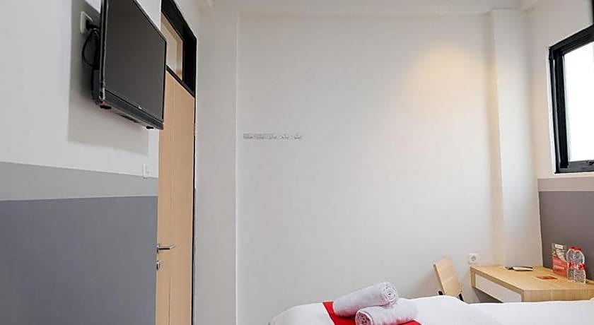 RedDoorz Plus near Taman Anggrek Mall