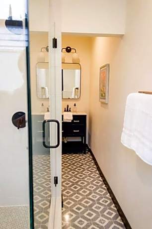 Speakeasy Queen Suite (Rm 7)