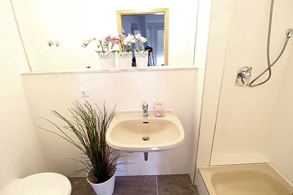 Hotel Ulm Zentrum - Komplettes Zimmer, Hochbett, Android TV & eigenem Bad - perfekt für Familien & Gruppen