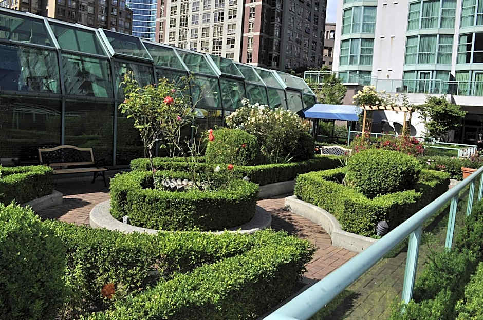 Rosedale On Robson Suite Hotel