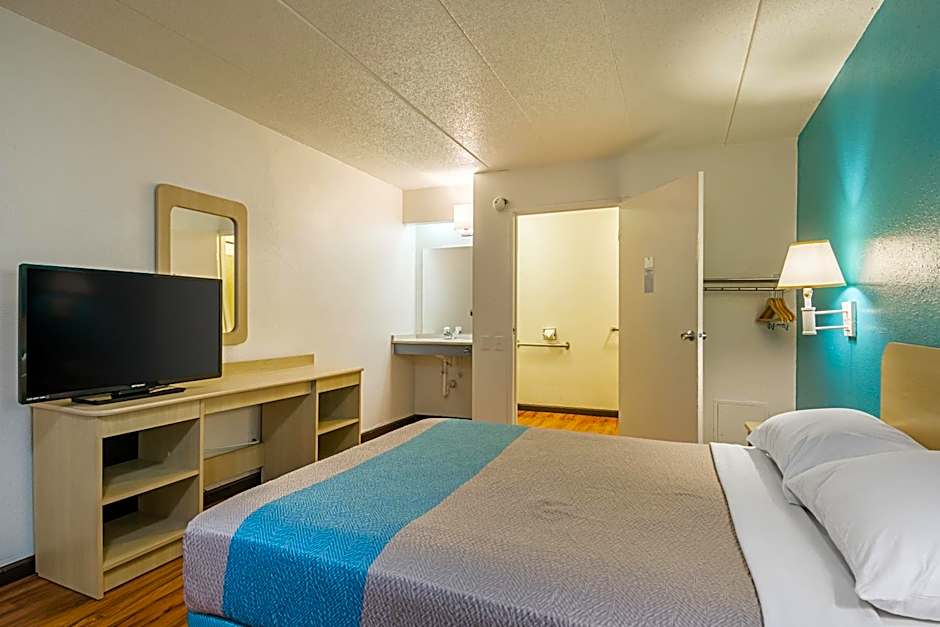 Motel 6-Knoxville, TN - North
