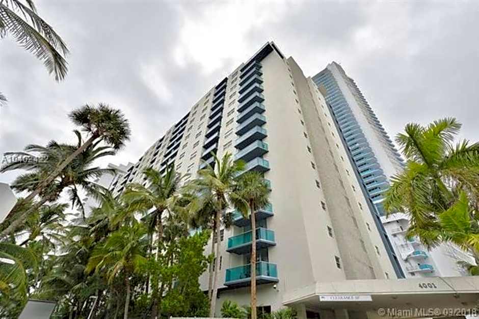 Beautiful penthouse condo with stunning views of both ocean and city