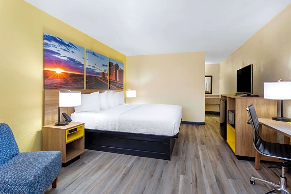 Days Inn & Suites by Wyndham Clovis